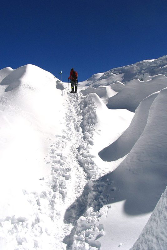 Coqui cruzando el glaciar a 6000 m
